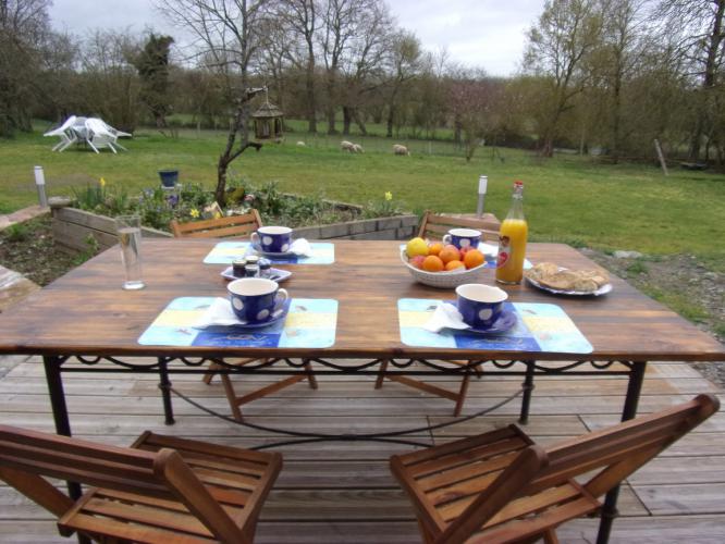 Terrasse avec petit déjeuner